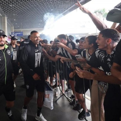 Delegação do Botafogo é recebida com festa no Galeão após vaga na final da Libertadores